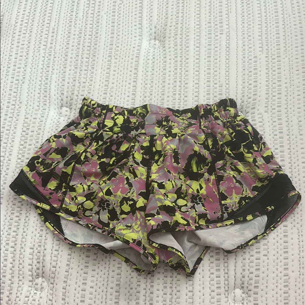Lululemon Hotty Hot Low-Rise Lined Short 2.5